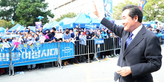 이낙연 더불어민주당 대선 예비후보가 26일 전북 완주군 우석대학교에서 열린 더불어민주당 대선 후보 선출을 위한 전북 합동연설회에 참석해 지지자들의 응원을 받으며 장내로 향하고 있다. 2021.9.26/뉴스1