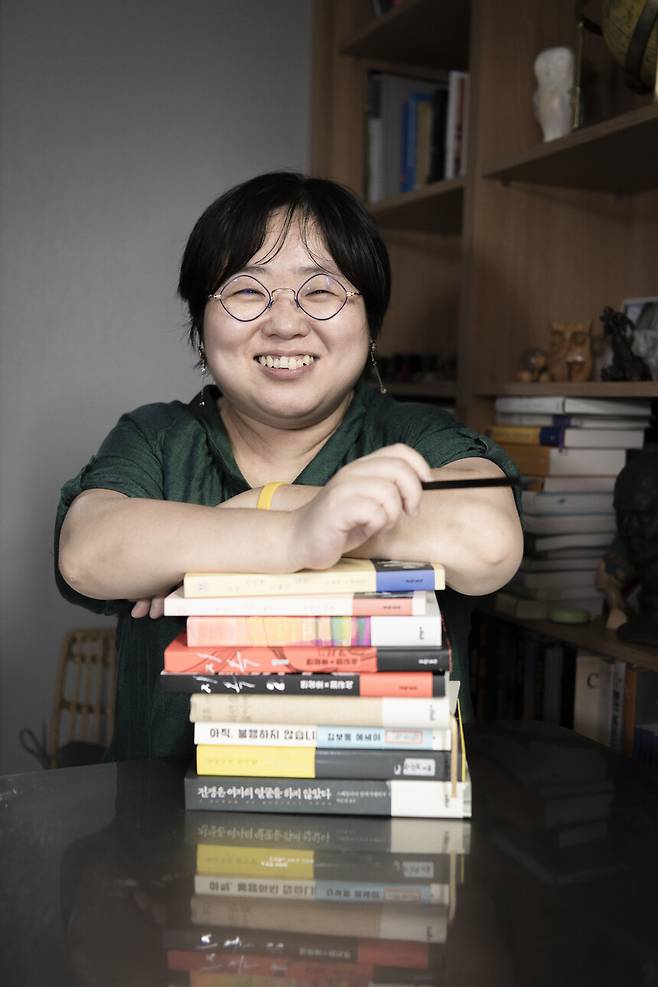 이연실 편집자는 <라면을 끓이며>, <김이나의 작사법>, <이웃집 퀴어 이반지하> 같은 히트작들을 잇따라 만들었다. 그는 “오직 편집자만이 직접 만질 수 있는, 세상에 단 하나뿐인 초고 원본을 다룰 수 있다는 사실이 무척 뿌듯하게 느껴진다”고 했다. 사진 이승원 작가