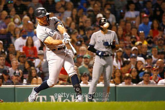 뉴욕 양키스 외야수 지안카를로 스탠튼이 26일(한국시간) 미국 매사추세츠주 보스턴의 펜웨이파크에서 열린 메이저리그 보스턴과의 경기에서 8회 초 역전 만루 홈런을 치고 있다. 사진=게티이미지