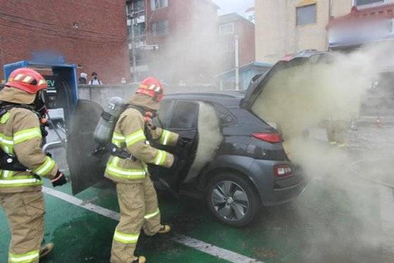 소방대원들이 코나 EV에서 발생한 화재를 진화하고 있다. 대구소방본부 제공
