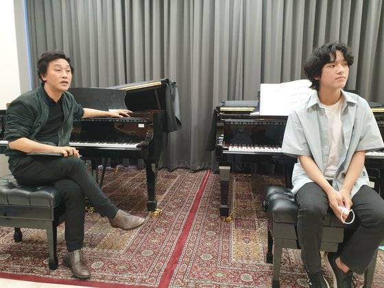 손민수(왼쪽) 한국예술종합학교 교수와 제자 임윤찬. 김호정 기자