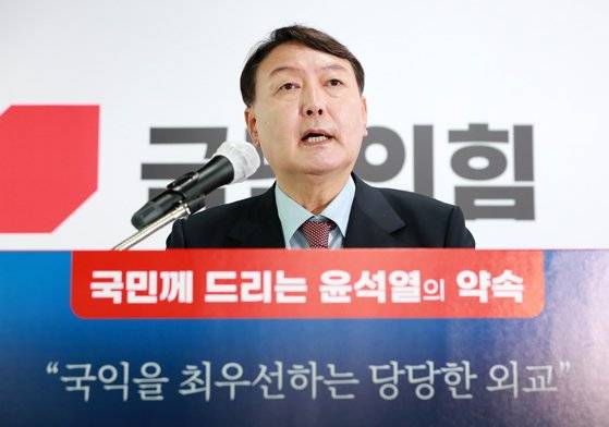 국민의힘 대선 예비후보인 윤석열 전 검찰총장이 지난 22일 오후 서울 여의도 국민의힘 중앙당사에서 외교안보 관련 공약을 발표하고 있다. 이날 윤 후보는 '군필자에 대한 민간 주택 청약 가점 5점' 등을 공약으로 내세웠다. 임현동 기자