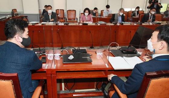 언론중재법 본회의 처리 시한이 하루 앞으로 다가온 가운데, 26일 국회에서 열린 언론중재법 여야 8인 협의체 11차 회의에서 민주당 김종민(왼쪽), 김용민 의원이 대화하고 있다. 뉴스1