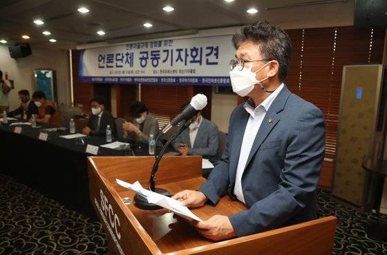 김동훈 한국기자협회장이 23일 오전 서울 중구 한국프레스센터에서 열린 언론 자율규제 강화를 위한 언론단체 (방송기자연합회, 전국언론노동조합, 한국기자협회, 한국신문방송편집인협회, 한국신문협회, 한국여기자협회, 한국인터넷신문협회) 공동 기자회견에서 공동성명서를 낭독하고 있다. 연합뉴스