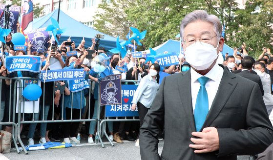 이재명 경기지사가 26일 전북 완주 우석대에서 열린 더불어민주당 대선 경선 전북 합동 연설회에 참여하기 위해 장내로 들어서자 지지층들이 열호하고 있다. 뉴시스