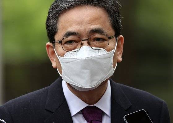 곽상도 의원이 26일 오후 국민의힘을 자진탈당했다. 사진은 지난 4월 23일 오전 곽 의원이 정부과천청사 고위공직자범죄수사처(공수처)를 항의 방문하기 앞서 취재진 질문에 답하는 모습. 연합뉴스