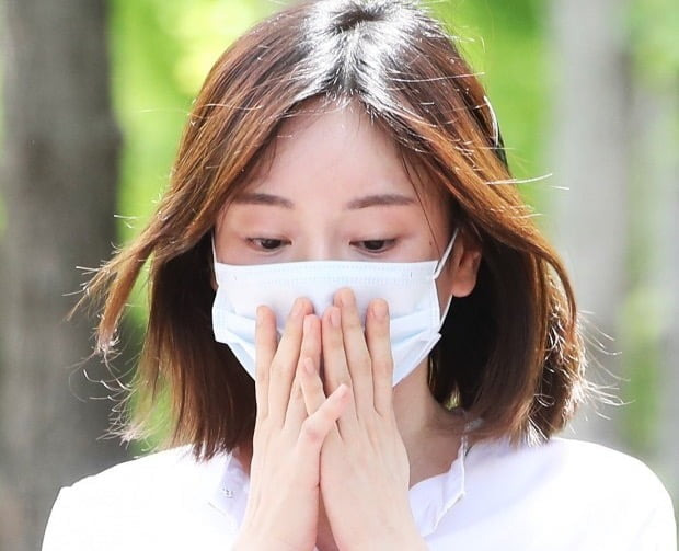 마약 투약 혐의로 구속기소 된 남양유업 창업주 외손녀 황하나 씨가 1심에서 징역 1년에 집행유예 2년을 선고받고 2019년 7월 19일 오전 경기도 수원시 팔달구 수원구치소에서 나오고 있다/사진=연합뉴스