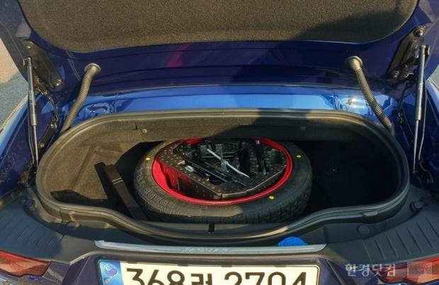 재규어 F타입 R 컨버터블의 트렁크. 사진=오세성 한경닷컴 기자