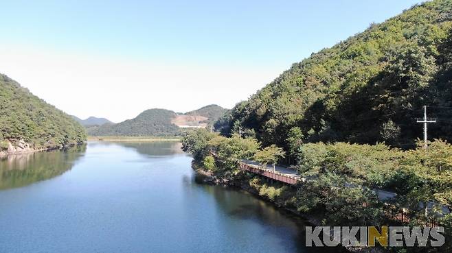 행정저수지 데크로드.