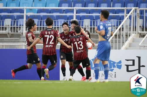 조영욱의 선제골 후 기뻐하는 FC 서울 선수들. [한국프로축구연맹 제공]