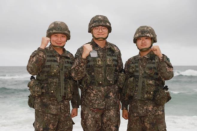 왼쪽부터 이후람 중사, 김윤성 상병, 윤영호 하사 / 사진 = 육군 제23경비여단 제공