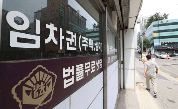 계약갱신청구권이 시행된 지 약 14개월이 지난 가운데 계약 연장을 놓고 집주인과 세입자 간 법정 공방이 본격화하고 있다. 8일 서울 서초동의 한 부동산 전문 법률사무소 앞을 보행자가 지나가고 있다. [매경DB]
