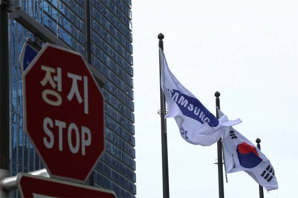 미국 상무부가 삼성전자를 비롯한 글로벌 반도체 기업에 원자재 장비 구매 현황, 고객 정보 등 민감한 내부 자료를 상세히 제출하라고 요구했다. 26일 `정지`를 알리는 교통표지판이 서울 삼성 서초 사옥 앞에서 휘날리는 태극기, 삼성그룹기와 나란히 보이는 모습. [이충우 기자]