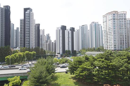 연내 재건축초과이익환수제 대상 단지인 ‘서울 반포센트레빌아스테리움’ 2개동(사진 가운데)과 주변 단지. <매경DB>