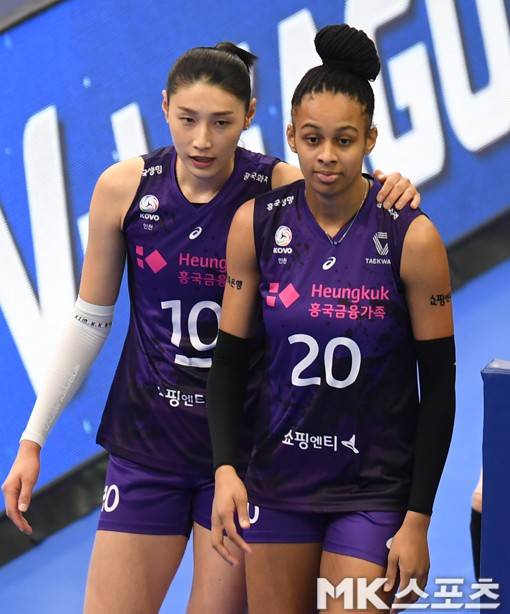 브라질 배구선수 브루나(20번)가 흥국생명 시절 수원 현대건설 힐스테이트와 2020-21 V리그 여자부 원정경기 첫 세트포인트 획득 후 김연경(10번)으로부터 격려를 받고 있다. 사진=김재현 기자