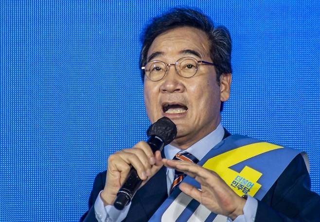 [광주=뉴시스] 류형근 기자 = 더불어민주당 대선 후보 선출을 위한 순회 경선 광주·전남 합동연설회가 25일 오후 광주 서구 김대중컨벤션센터 1층 다목적홀에서 열리고 있다. 기호 4번 이낙연 후보가 연설을 하고 있다. 2021.09.25.