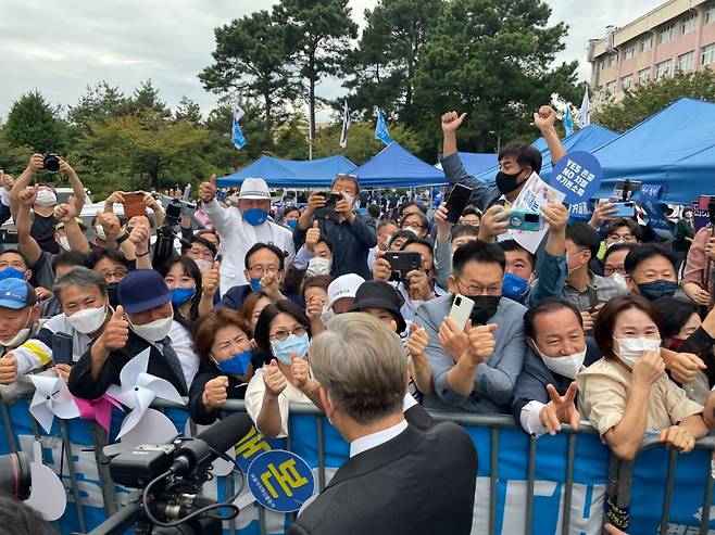 지지자들과 인사 나누는 이재명 경기지사/사진=이정현 기자