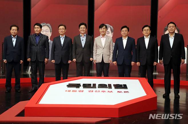 [서울=뉴시스] 국회사진기자단 = 국민의힘 대선 경선 예비후보들이 26일 서울 상암동 채널A 스튜디오에서 열린 방송토론회 전 기념촬영을 하고 있다. 왼쪽부터 홍준표, 안상수, 최재형, 유승민, 하태경, 원희룡, 황교안, 윤석열 후보. 2021.09.26. photo@newsis.com