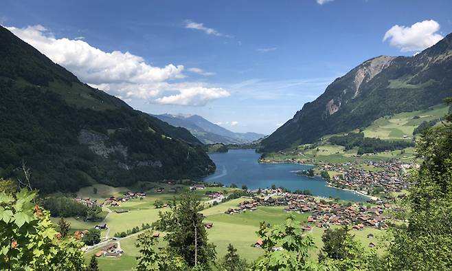 자르넨 호수. 루체른과 인터라켄 사이에 있는 작은 마을의 호수에 눈길이 멈춘다. 엽서에 간직하고 싶은 풍경이다
