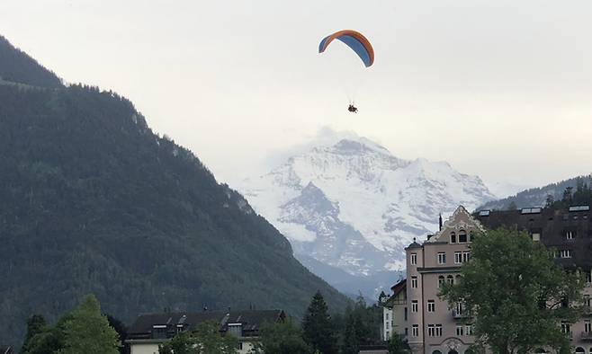 인터라켄 시내. 알프스를 보러오는 가장 많은 관광객이 방문하는 곳으로 융프라우요흐 외에도 수많은 봉우리를 오르고 각종 레포츠를 즐기기 위해 머무르는 최고 거점 도시다.
