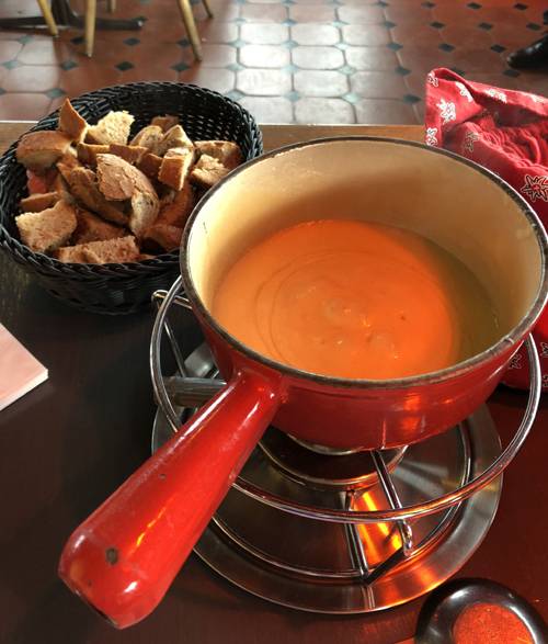 하더쿨름 식당. 하더쿨름 전망대에 자리한 레스토랑에서 스위스 전통 음식 퐁듀를 맛보고 전통 악기로 연주하는 음악과 요들송까지 감상할 수 있다.