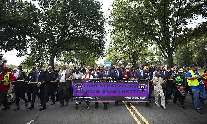 지난 2017년 8월 28일 미국 샬러츠빌에서 워싱턴까지 성직자 1,000명이 정의 행진을 하고 있다. EPA연합뉴스