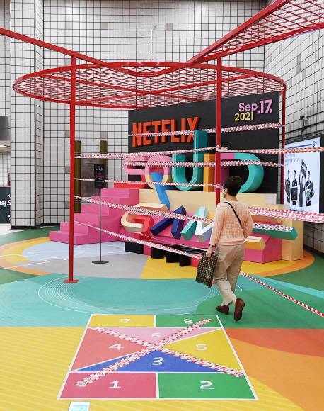 오징어게임 체험장도 폐쇄 - 역대 두 번째인 2771명의 코로나19 확진자가 발생한 26일 한 시민이 폐쇄된 서울 용산구 이태원역 지하 대합실의 ‘오징어게임’ 체험공간인 ‘오겜월드’를 지나가고 있다. 이달 초부터 운영됐던 오겜월드는 넷플릭스 드라마인 ‘오징어게임’의 높은 인기로 방문객이 갑자기 몰리면서 방역수칙 위반 지적이 제기됐었다. 오장환 기자 5zzang@seoul.co.kr