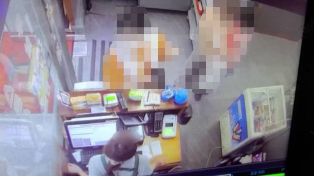 경기 양주시 옥정신도시의 한 고깃집에서 음식을 먹은 뒤 업주에게 ‘환불 행패’를 부렸던 목사 모녀 모습/온라인 커뮤니티 ‘보배드림’ 캡처