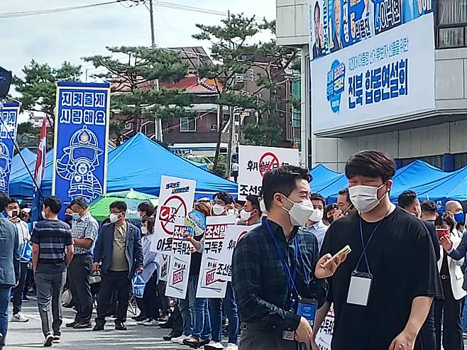 더불어민주당 대선 경선 호남권 후반부 전북 지역순회 경선이 열린 26일 오후 전북 완주 우석대학교 체육관 앞 광장은 코로나19가 무색하게 몰려든 지지자들의 응원 열기로 가득 찼다. ⓒ시사저널 정성환