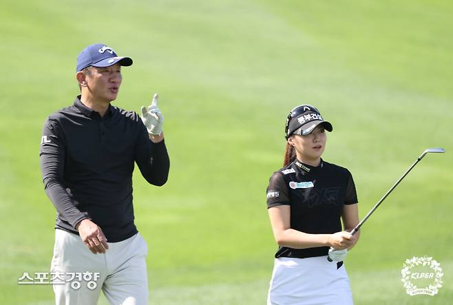 허재 전 프로농구 KCC 감독이 26일 경기도 안산 대부도 아일랜드CC에서 열린 KLPGA 투어 엘크루 TV조선 프로 셀러브리티 최종라운드에서 동반자 조아연과 이야기 하고 있다. KLPGA 제공