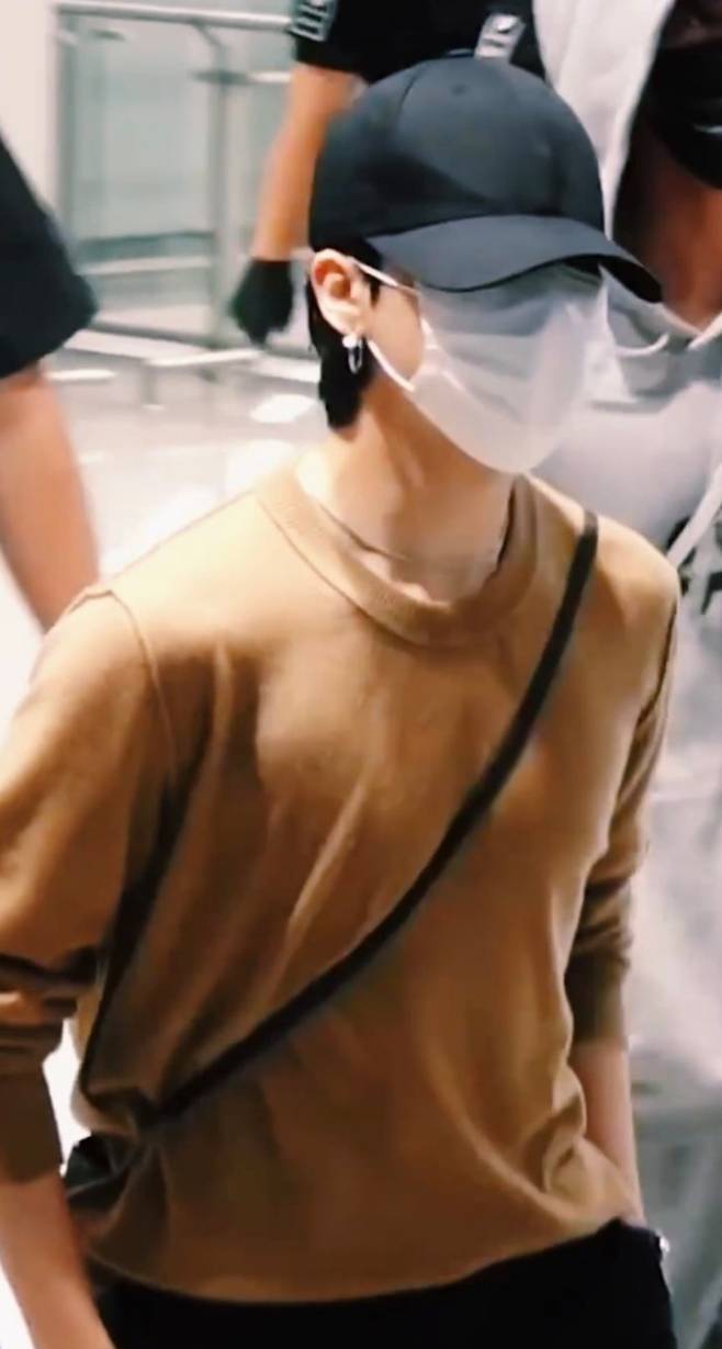 '패션도 특사' 방탄소년단 지민, 입국 패션 149만원 니트 '품절'.. JIMIN is Brand, JIMIN Effect