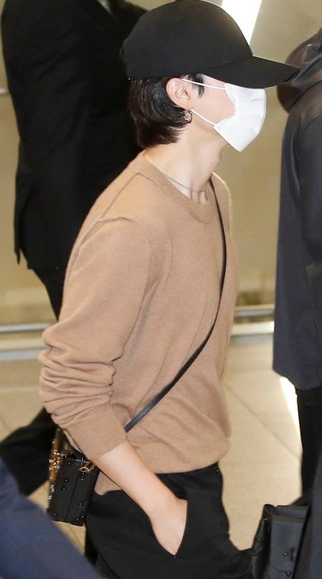 '패션도 특사' 방탄소년단 지민, 입국 패션 149만원 니트 '품절'.. JIMIN is Brand, JIMIN Effect