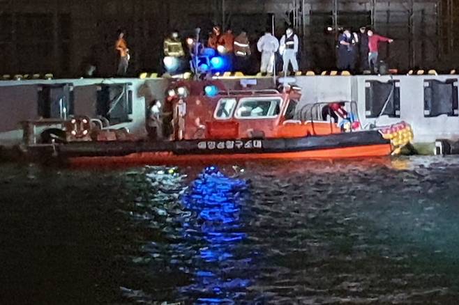 휴대전화 보며 부둣가 걷던 낚시객 해상 추락 [여수해양경찰서 제공. 재판매 및 DB 금지]