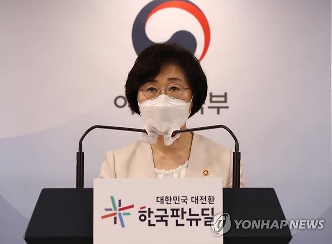 여성가족부, 위기청소년 지원체계 강화방안 발표 (서울=연합뉴스) 백승렬 기자 = 정영애 여성가족부 장관이 8일 정부서울청사에서 위기청소년 지원체계 강화방안을 발표하고 있다. 2021.9.8 srbaek@yna.co.kr