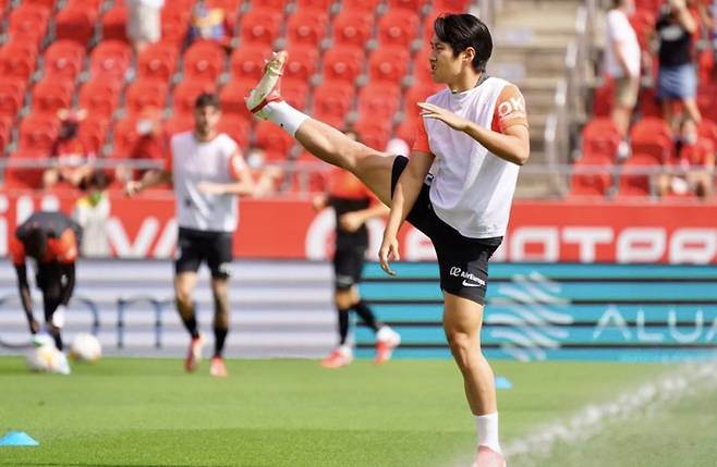 몸 푸는 이강인 [마요르카 트위터 캡처. 재판매 및 DB 금지]