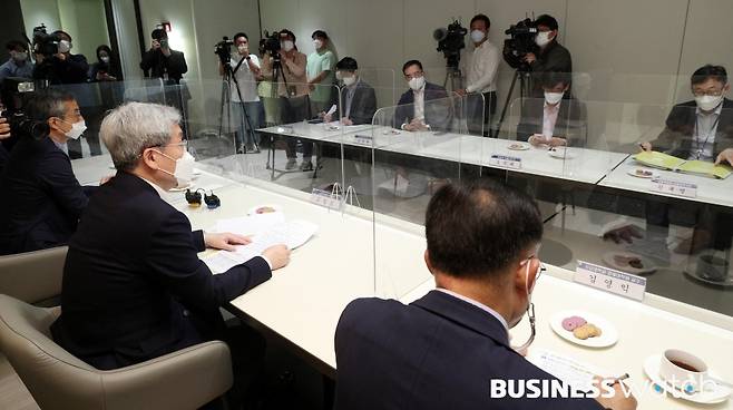 고승범 금융위원장이 27일 서울 중구 은행회관에서 열린 경제·금융시장 전문가 간담회에서 모두발언을 하고 있다./사진=이명근 기자 qwe123@