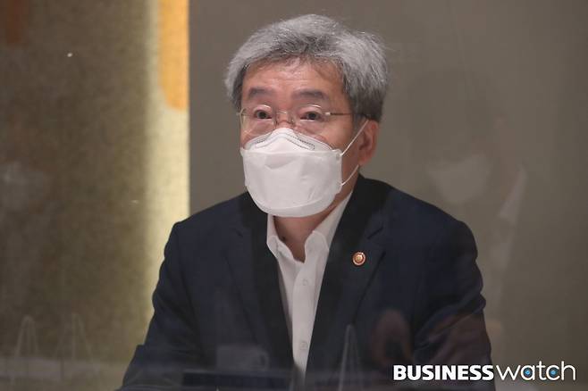 고승범 금융위원장이 27일 오전 서울 중구 은행연합회 뱅커스클럽에서 열린 경제-금융전문가 간담회에 참석해 모두발언을 하고 있다./사진=이명근 기자 qwe123@