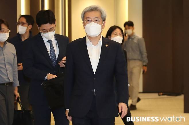 고승범 금융위원장이 27일 오전 서울 중구 은행연합회 뱅커스클럽에서 열린 경제-금융전문가 간담회에 참석하고 있다./사진=이명근 기자 qwe123@