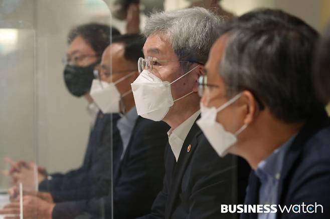 고승범 금융위원장이 27일 오전 서울 중구 은행연합회 뱅커스클럽에서 열린 경제-금융전문가 간담회에 참석해 모두발언을 하고 있다./사진=이명근 기자 qwe123@