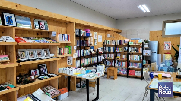 '그리고 서점'의 서가(書架). 이번 제주독서대전에는 제주시 권역 동네책방 10여개 책방이 행사에 참여한다. ⓒ김재원