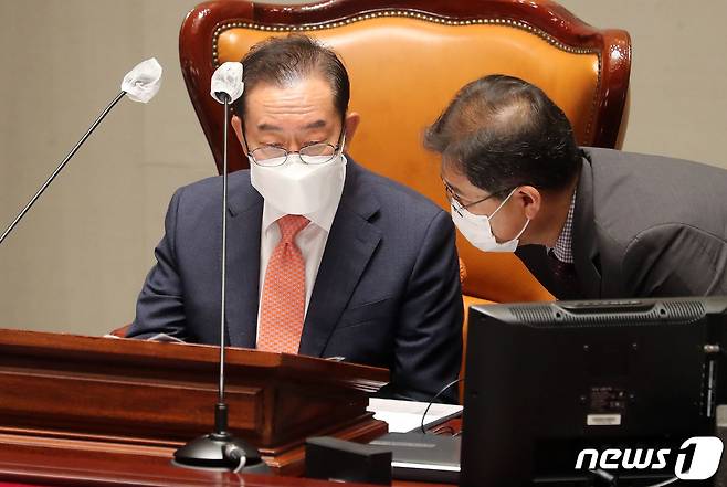 이종배 국회 예결위원장이 지난 9일 오전 서울 여의도 국회에서 진행된 예산결산특별위원회 전체회의에 참석해 입법조사관과 대화를 나누고 있다. 2021.9.9/뉴스1 © News1 이동해 기자