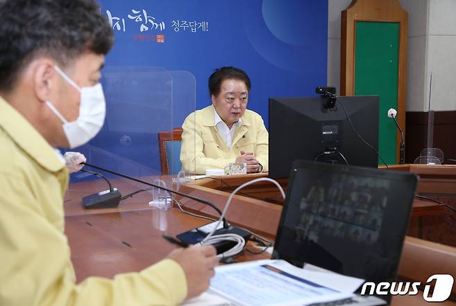 한범덕 충북 청주시장이 27일 온라인 영상회의를 통해 외국인들의 백신접종을 독려하고 있다.(청주시 제공).2021.9.27/© 뉴스1