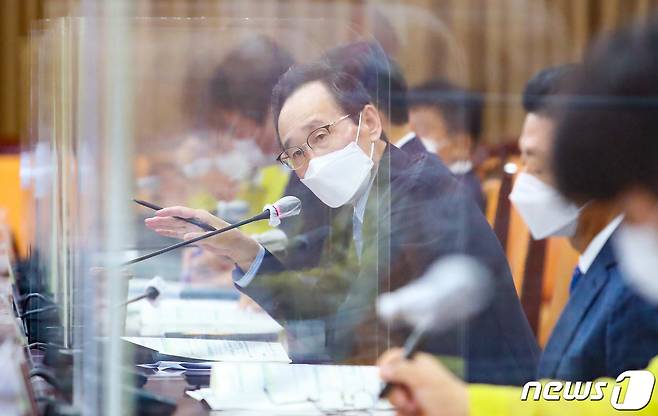 27일 전북도청 종합상황실에서 송하진도지사를 비롯한 실국장들이 간부회의를 갖고 ,전북의 주요 정책과제 점검 및 대응방향을 모색하고 있다.(전북도 제공)2021.9.27/© 뉴스1