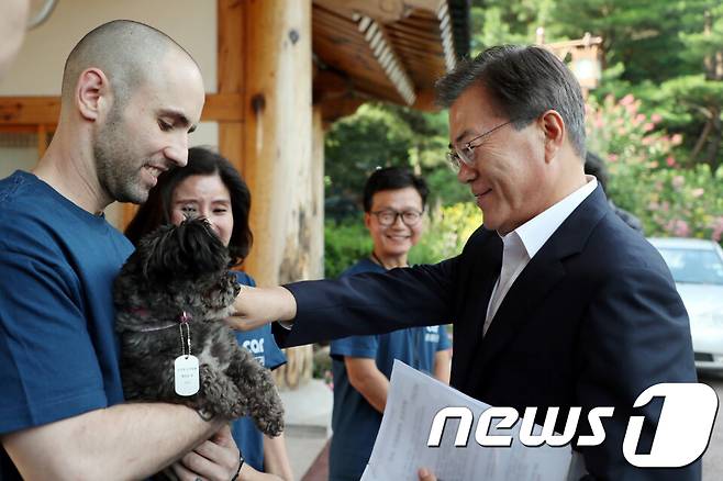 지난 2017년 7월 문재인 대통령이 청와대에서 동물보호단체 '케어' 관계자들로 부터 유기견 '토리'를 입양받고 있다. (청와대) 2017.7.26/뉴스1 © News1 김명섭 기자