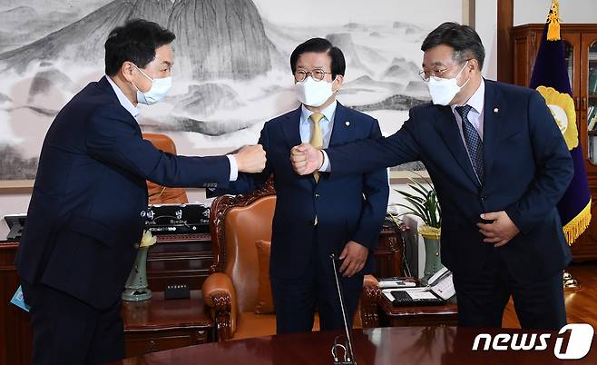 윤호중 더불어민주당 원내대표와 김기현 국민의힘 원내대표가 27일 서울 여의도 국회에서 박병석 국회의장 주재로 만나 인사 나누고 있다. 양당 원내대표는 이 자리에서 언론중재법 본회의 상정 여부를 놓고 최종 담판을 시도한다. 2021.9.27/뉴스1 © News1 오대일 기자