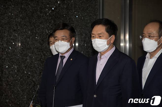 윤호중 더불어민주당 원내대표와 김기현 국민의힘 원내대표가 27일 저녁 서울 여의도 국회에서 박병석 국회의장 주재로 열린 여야원내대표회동을 마치고 취재진의 질문에 답하고 있다© News1 구윤성 기자