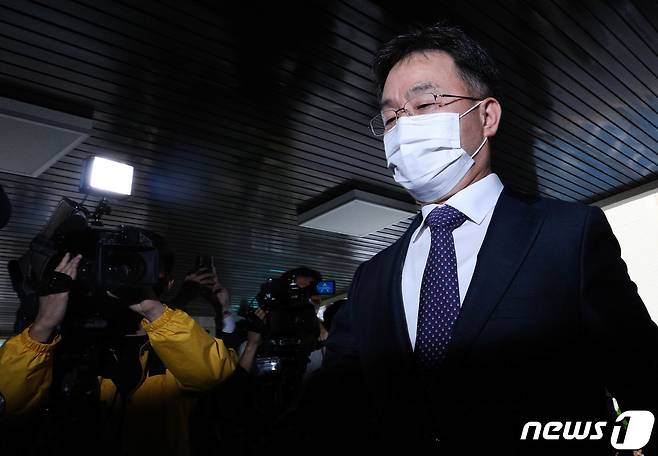 경기 성남시 대장동 개발 사업 특혜 논란을 빚고 있는 자산관리회사 화천대유의 대주주 김만배씨가 참고인 조사를 받기 위해 27일 서울 용산경찰서에 출석하고 있다. 2021.9.27/뉴스1 © News1 성동훈 기자