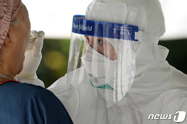 대구 중구 국채보상운동기념공원 임시선별검사소에서 코로나19 진단검사가 진행되고 있다.© News1 공정식 기자