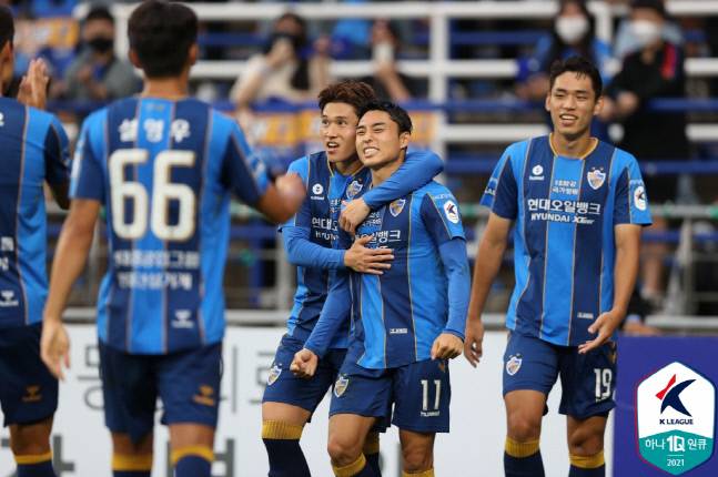 울산 현대 이동준이 지난 25일 울산문수경기장에서 열린 K리그1 광주FC와 홈경기에서 후반 5분 헤딩 선제 결승골을 넣은 뒤 동료와 기뻐하고 있다. 제공 | 한국프로축구연맹