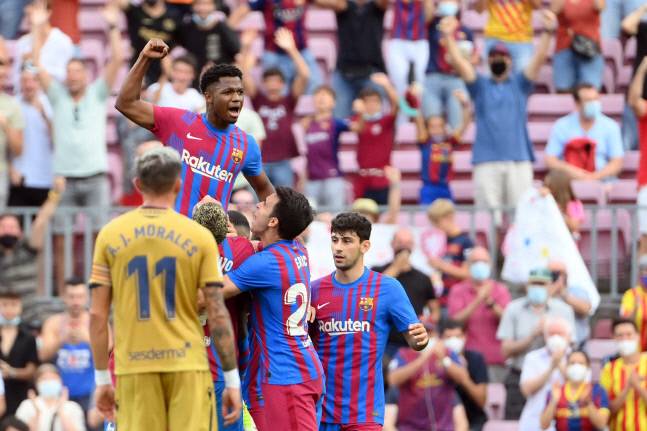 FC바르셀로나의 안수 파티(맨 위)가 26일 레반테와의 2021~2022 스페인 라리가 홈경기에서 후반 추가시간 1분 골을 넣은 뒤 환호하고 있다.  무릎 부상을 당한 지 323일 만의 컴백이었다. 바르셀로나|AFP 연합뉴스